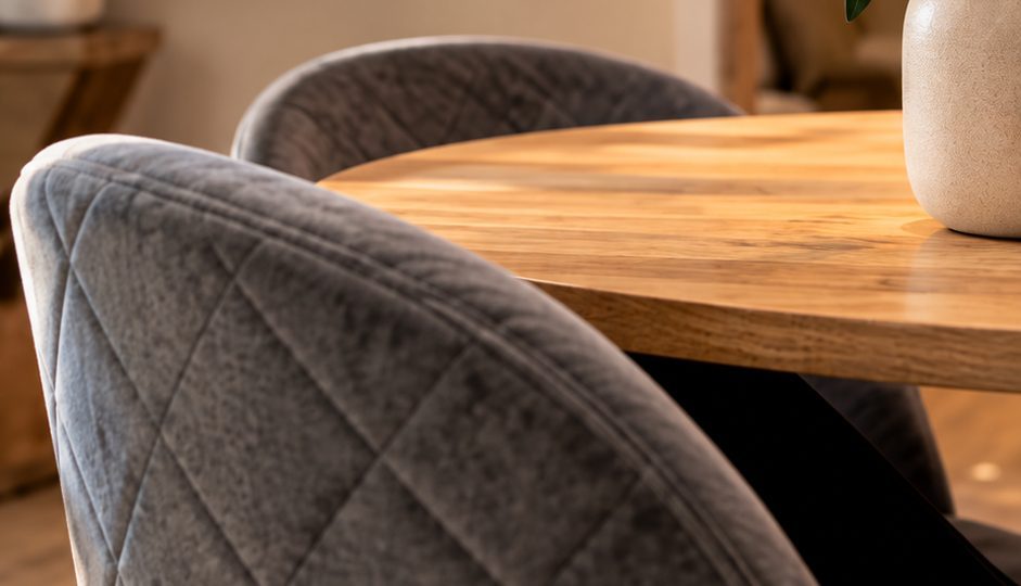 Mesa de comedor con sillas tapizadas