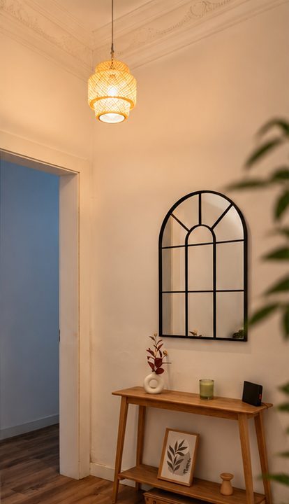 Recibidor con espejo arqueado y consola de madera