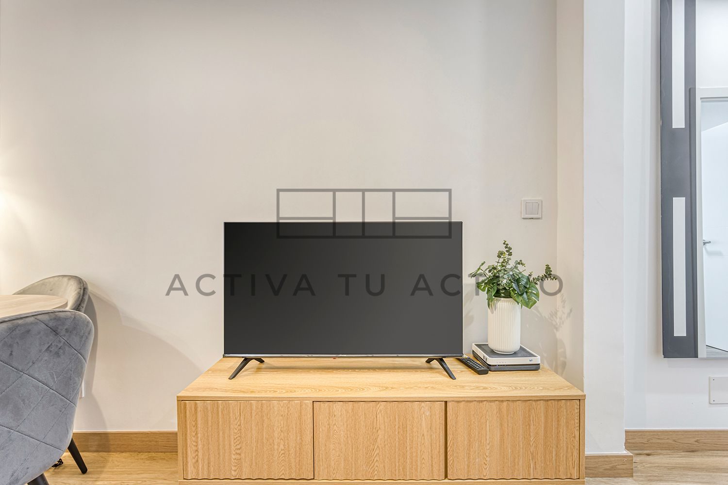 Salón de un piso ATA Living con mueble de TV de madera y planta